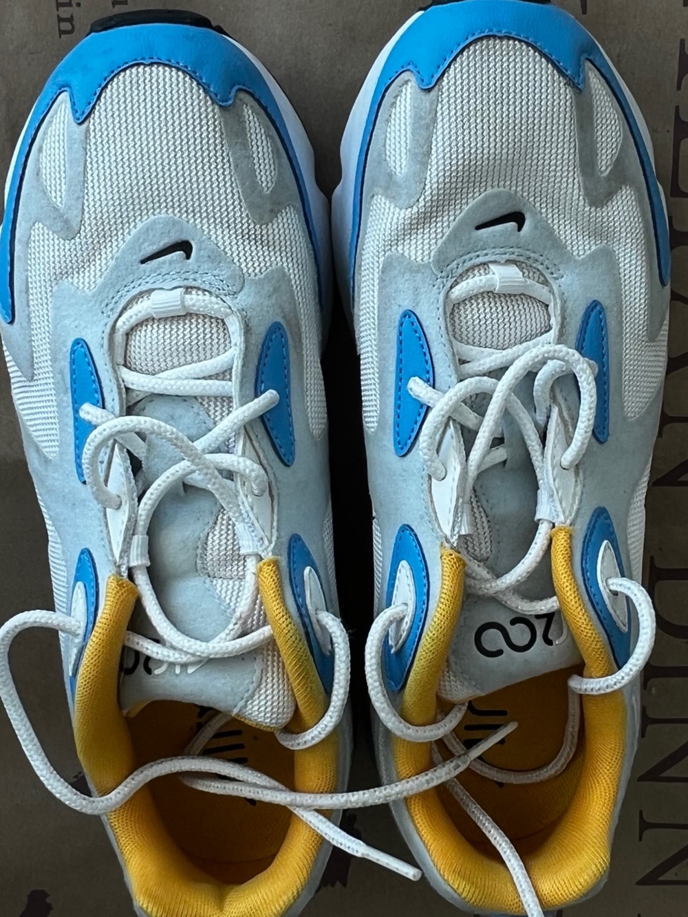 Nike Air Max White & Blue Athletic Sneakers with Yellow Trim Sz 8